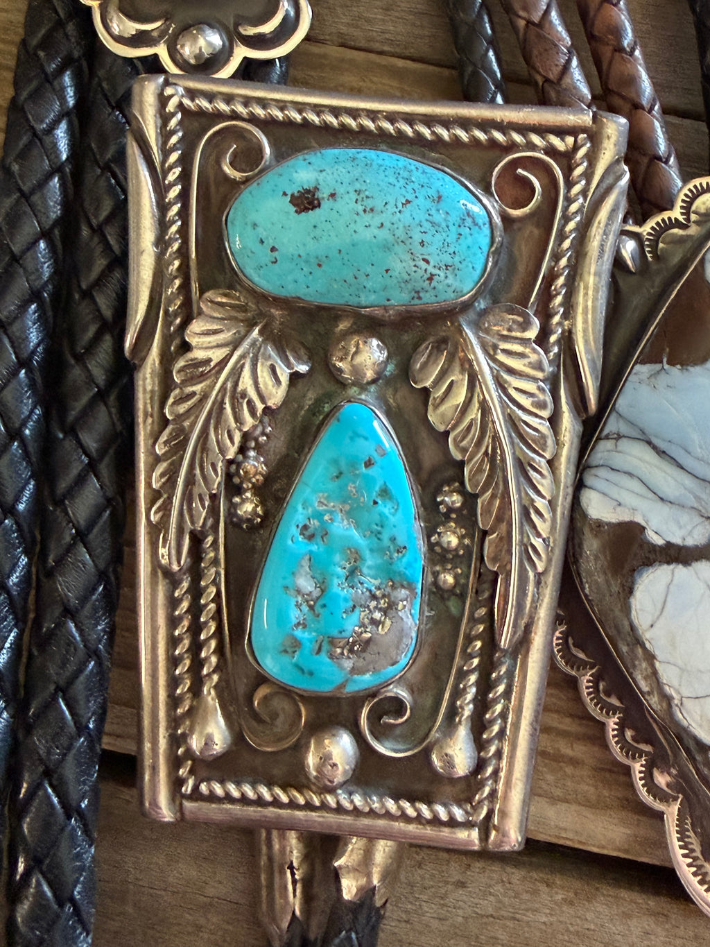 Native American Handmade Vintage Kingman Bolo Tie Sterling Silver and Handmade Navajo Pearl Tips